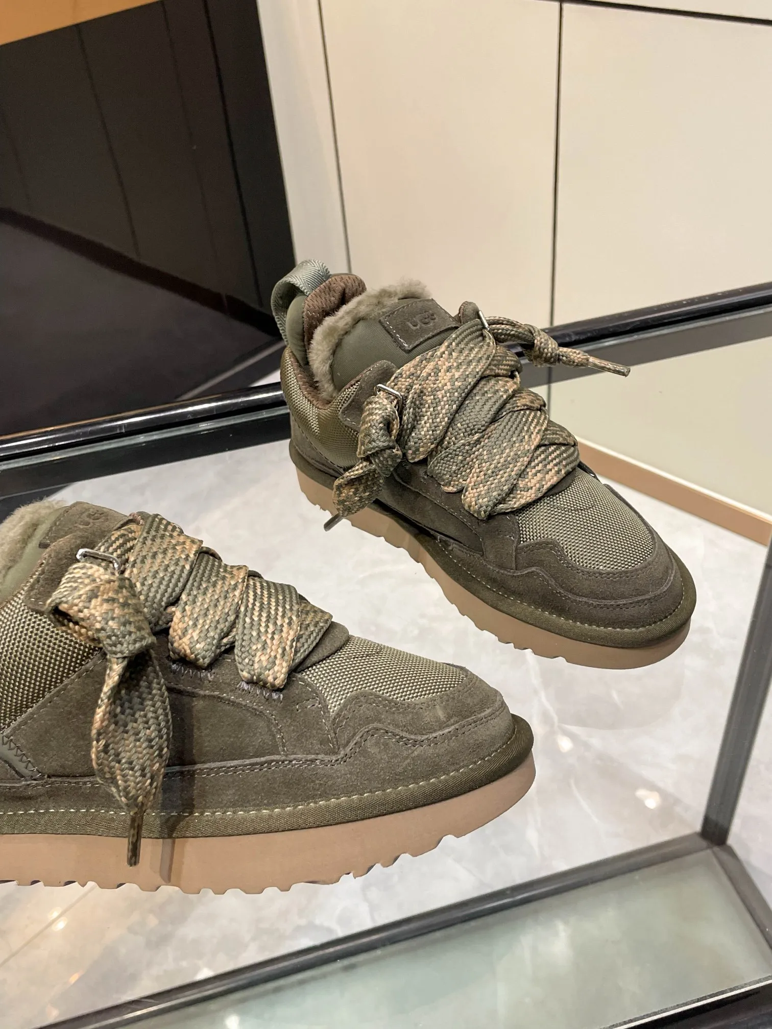 Men's men's shoes P540! UGG~25vs popular platform thick-soled casual shoes series... [Round-toe thick-soled casual shoes] A shoe that does not clash with shirts, simple partition design ➕ spotted outsole, silk curls on the upper, a must-have for autumn and winter, can be worn with any pants or skirt, very comfortable and beautiful on the feet... ❶Material: Original customized cow ➕Breathable mesh ❷Inner lining: Original customized wool ❸ Foot pads: Original customized sheepskin ❹Outsole: Original molded wear-resistant velvet foam outsole ❺Number of codes: 35-41 ❻Packaging: Original full set of packaging ☀Color: Official website updated simultaneously